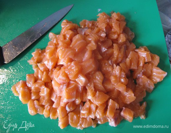 Пока тесто в холодильнике, подготовим ингредиенты для начинки. Филе лосося режем небольшими кубиками.