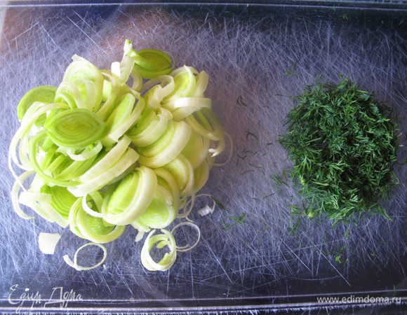 Лук-шалот (белую часть) режем кольцами. Укроп мелко резжем. Разогреваем духовку до 180 градусов.