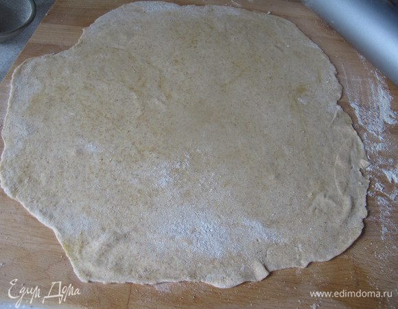 





Достаем тесто из холодильника и тонко раскатываем. Выкладываем в форму для запекания, смазанную оливковым маслом (можно использовать бумагу для выпечки) и отправляем в предварительно разогретую духовку минут на 5, чтобы тесто подсушилось и осталось потом хрустящим.