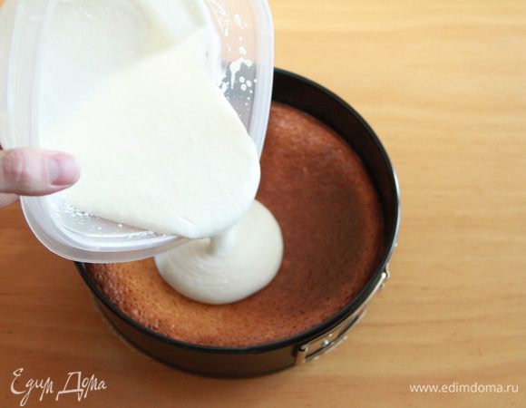 Топпинг-крем залить равномерно поверх пирога...