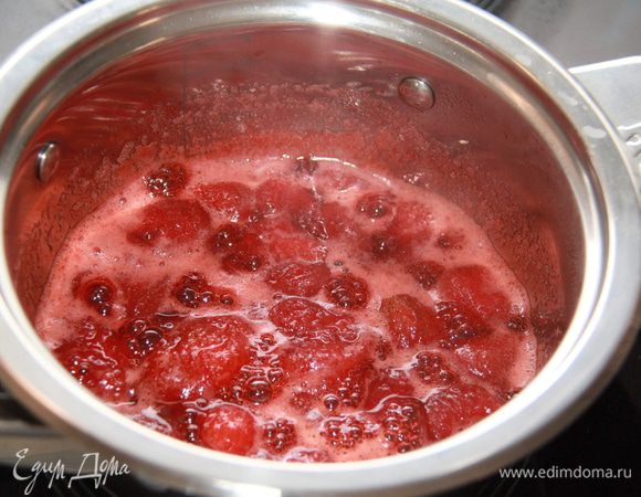 Готовим соус. В кастрюле объединить клубнику, лимонный сок, сахар и воду. На среднем огне довести до кипения и варить на низком огне, пока не достигнет консистенции сиропа.