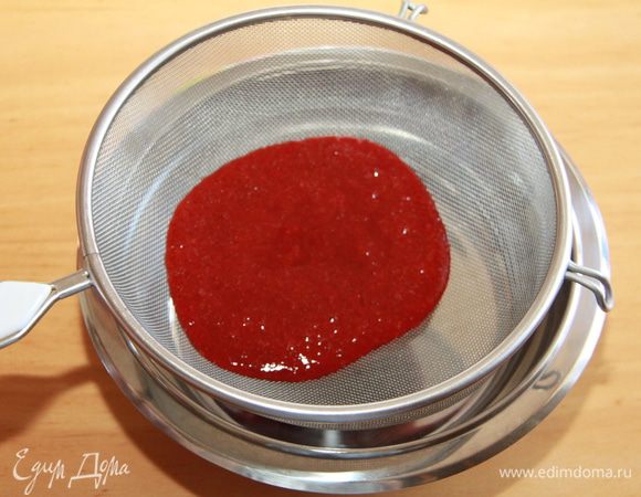 Процедить соус через сито.