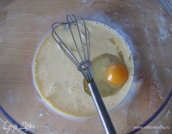 Приготовим начинку. Взбиваем молоко, яйца и 2 ст. ложки воды. 