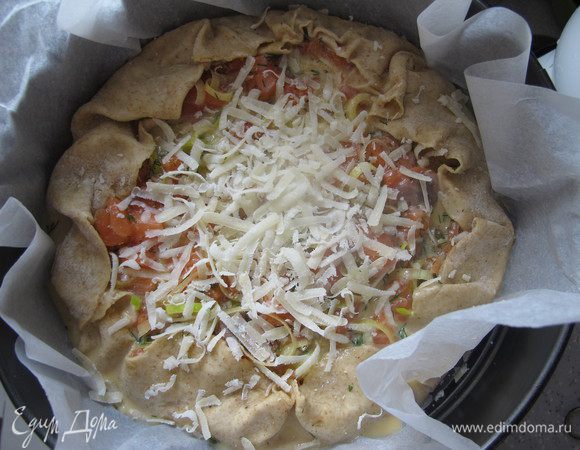 Заливаем яично-молочной смесью, посыпаем тертым пармезаном и отправляем минут на 20 в предварительно разогретую до 180 градусов духовку. Поглядываем.