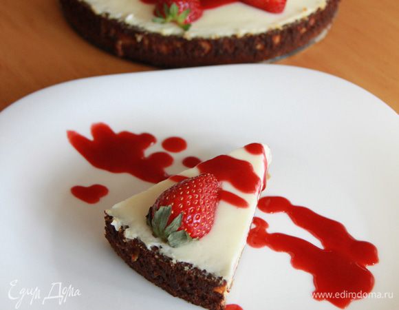 Торт украсить мятой и клубникой. Кусок торта полить клубничным соусом и подавать! Приятного аппетита!