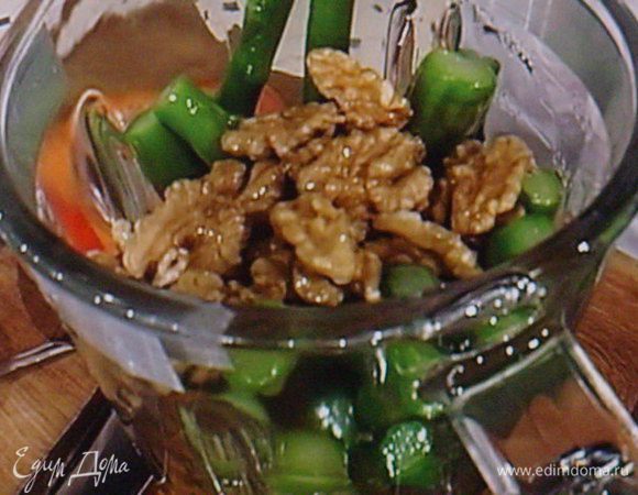 Орехи, мёд и подсолнечное масло  до кремообразной консистенции.  