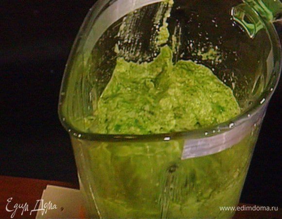 Пармезан натереть на тёрке и добавить в песто, посолить и поперчить.  