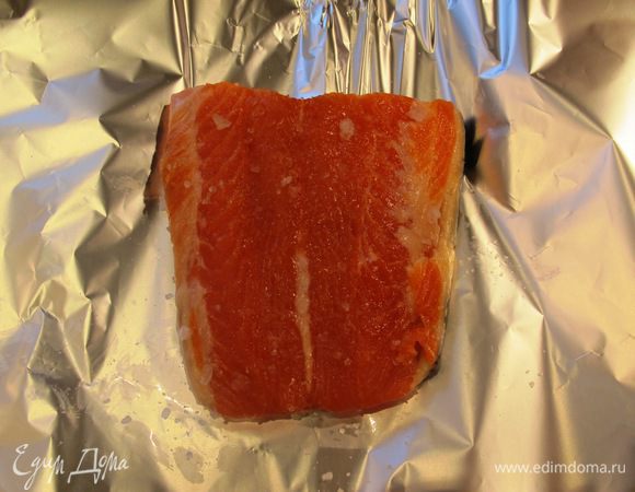 Засолим лосось. Для этого возьмем 300 г филе лосося с кожей, кладем его на лист фольги, посыпаем и обтираем морской солью (можно добавить сухой укроп или мелконарезанный свежий), заворачиваем в 2 слоя фольги, затем в пакетик для завтраков и убираем в холодильник на часов 12.