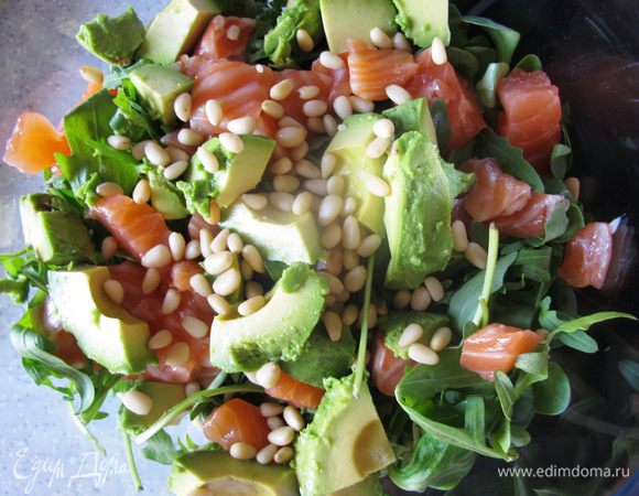 После того как лосось засолится, авокадо режем ломтиками, малосольный лосось кубиками, помидорки черри пополам, кедровые орешки слегка обжариваем на сухой сковороде, остужаем. Смешиваем все ингредиенты салата, заправляем оливковым маслом и бальзамическим уксусом, солим, перчим и трескаем! Приятного!