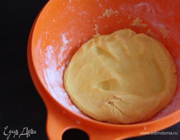 Накрываем тесто пищевой пленкой и убираем в холодильник на 30 минут.