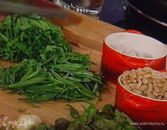 Для соуса листики тархуна снять со стеблей, мелко нарезать ( стебли сохранить). Шалот мелко нарезать. Горошки чёрного перца грубо покрошить кухонным ножом или пропульсировать в блендере. Я для этого приспособила старую, добрую кофемолку советского периода ! 