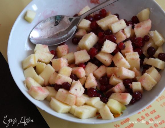 Теперь займемся начинкой. Яблоко почистим и порежем на небольшие кусочки,добавим клюкву,сахар и крахмал.Все перемешаем. Часть клюквы оставьте для украшения.