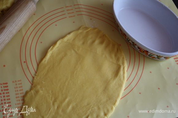 Достаем тесто, бОльшую его часть раскатываем под размер формы. Форму смажем сливочным маслом.