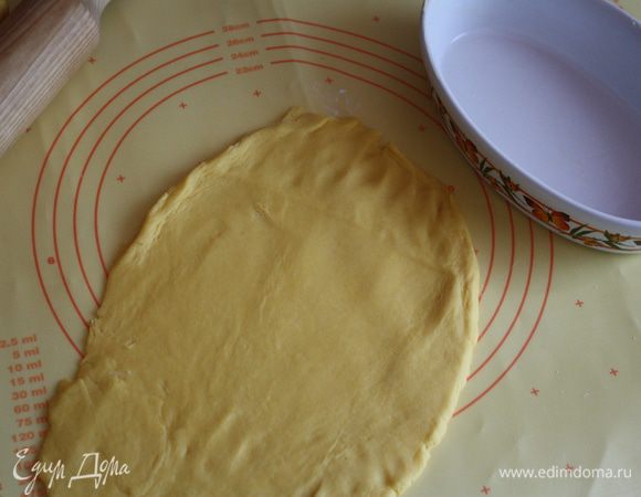 Достаем тесто, бОльшую его часть раскатываем под размер формы. Форму смажем сливочным маслом.