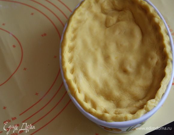  накрываем второй раскатанной частью теста.