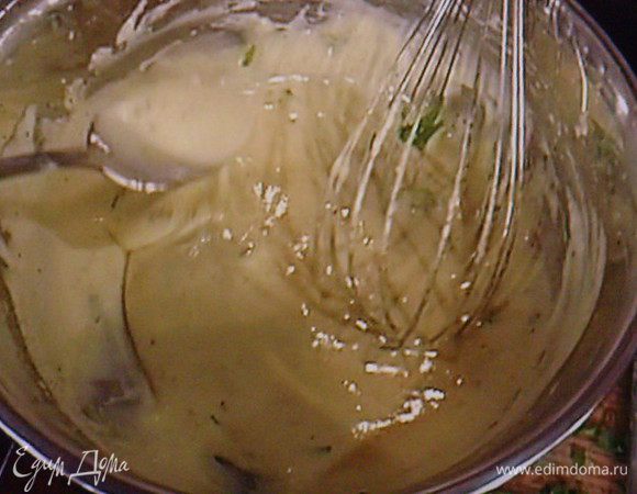 На водяной бане взбить смесь до консистенции соуса и ввести поэтапно оставшееся масло. Из половины лимона выжать сок. Соус посолить, добавить сок лимона, зелень тархуна и чили. 