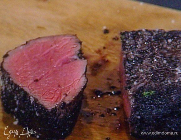 Готовое мясо вынуть из духовки и оставить на 10 мин. отдыхать, Можно накрыть фольгой. Нарезать на порции.  Собрать все составляющие в одно блюдо. Приятного аппетита !