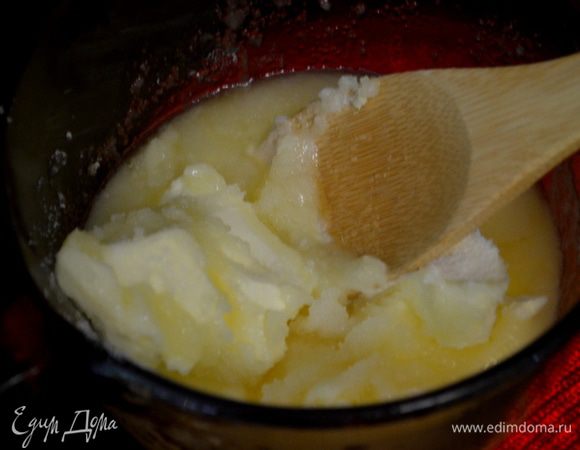 Масло растопить с сахаром на медленном огне. Помешиваем ложкой. Снимем с огня. Дадим  остыть.