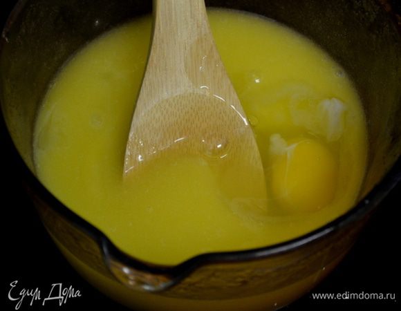 Вводим яйца осторожно, если масса будет горячей, яйца могут свернуться.
Перемешаем хорошенько.
