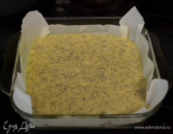 Выльем в приготовленную форму и выпекаем примерно 35 мин. Проверяем зубочисткой центр.