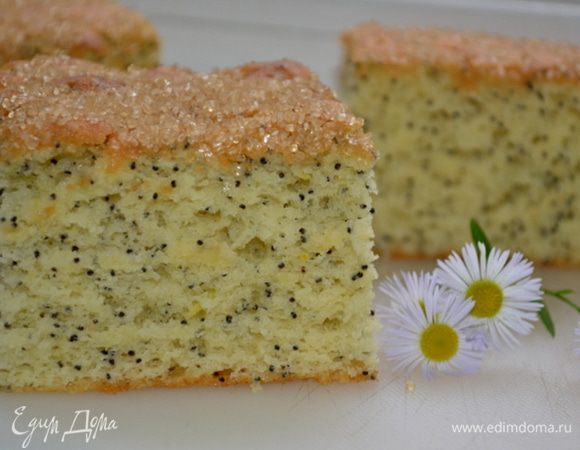 Готовый кекс достанем из духовки и дадим остыть 5 мин. Выложим на решетку, посыпаем сахаром сверху. И разрезаем на порции. Приятного аппетита.