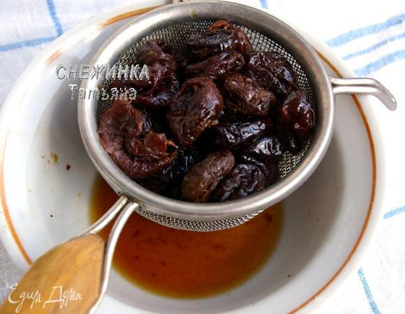 Готовим основу торта. Чернослив обдаём кипятком. Промываем. Заливаем коньяком (ромом, бренди) и оставляем, накрыв пищевой плёнкой. 