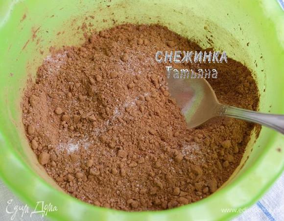 Шоколад из холодильника необходимо измельчить. Есть несколько вариантов: натереть на тёрке (не очень приятная процедура, шоколад тает в руках, а шоколадная стружка разлетается), побить скалкой на маленькие кусочки (лучший вариант, если нет блендера) или измельчить в блендере (измельчителе). В миске смешиваем шоколадную крошку, какао и половину сахара.