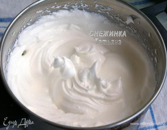 Белки взбиваем до устойчивости, продолжая взбивать, вводим сахар. Взбиваем до глянцевой стойкой пены.