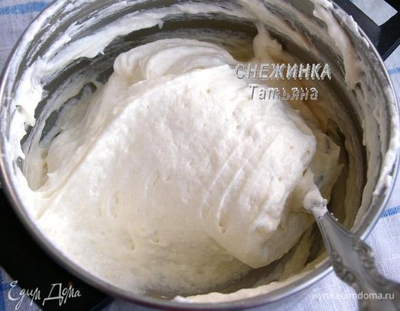 Аккуратно, порциями в белковую массу подмешиваем муку. Миску поворачиваем против часовой стрелки, ложкой сверху вниз мешаем по часовой стрелке (если Вы – правша) или наоборот, если Вы – левша. 