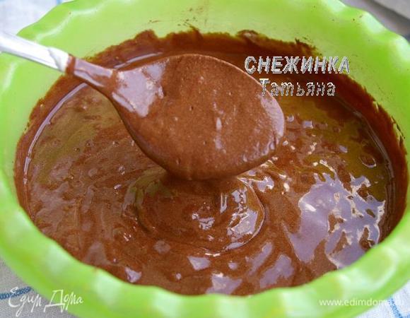 Затем белковую массу с мукой подмешиваем порциями в шоколадную массу. Действуем аккуратно, но быстро тем же методом, как и при смешивании белков с мукой. Получается воздушное тесто, которое легко стекает с ложки.