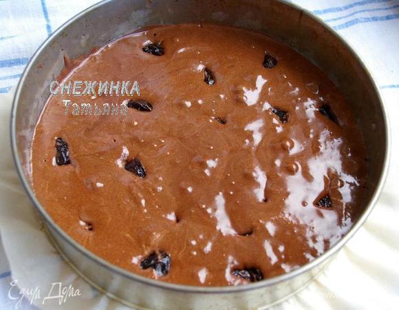 Форму для выпечки выстилаем бумагой для выпечки. Если у Вас разъёмная форма, как у меня, можно положить лист бумаги и защёлкнуть кольцо, слегка смазав дно маслом. Выливаем половину теста. Чернослив выжимаем от жидкости, распределяем по тесту. Сверху выливаем вторую половину теста. 