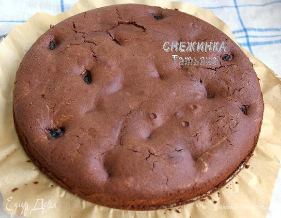 Выпекаем в разогретой до 190С духовке 35 минут. Если форма у Вас меньшего или бОльшего размера, количество времени выпечки изменится. Готовому коржу даём остыть в форме, затем вынимаем.