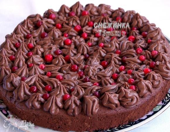 На хорошо остывшую основу с помощью кулинарного мешка распределяем крем. Как уже писала выше, можно полить ганашом или шоколадной глазурью. Украшаем ягодами, очень красиво контраст шоколадного цвета и красного, и очень вкусно с кисленькими ягодками, брусника, малина, клубника.