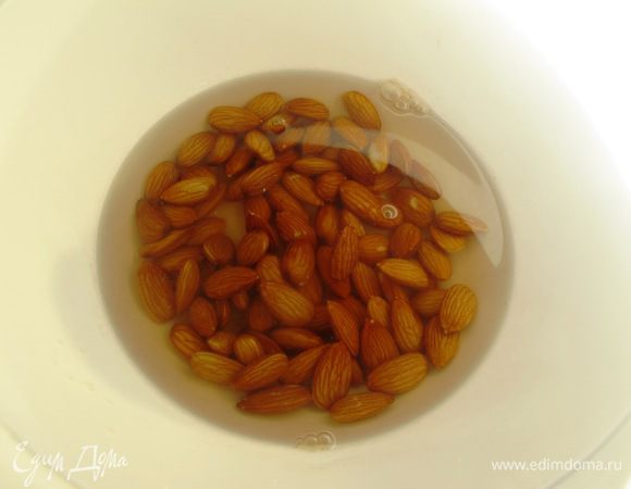 Тем временем в другой миске залить кипятком миндаль, оставить на 3–4 минуты.