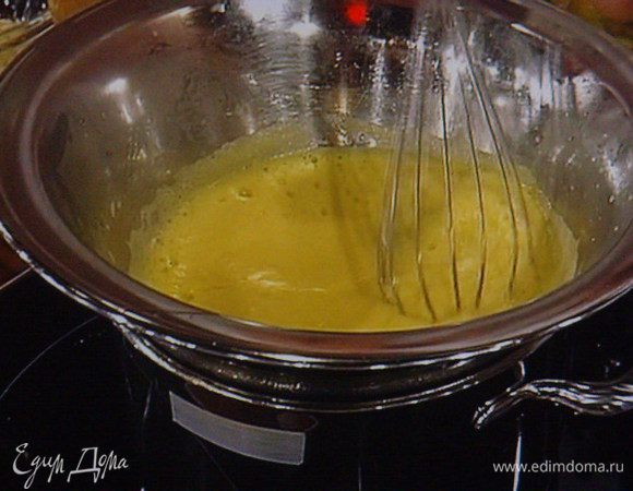 4 желтка смешать с соком половины лимона, 60 г сахара и  шампанским. На водяной бане взбивать смесь венчиком до кремообразной консистенции. Убрать с бани, следя, чтоб крем не свернулся (ещё чуть помешивая). Полностью охладить.