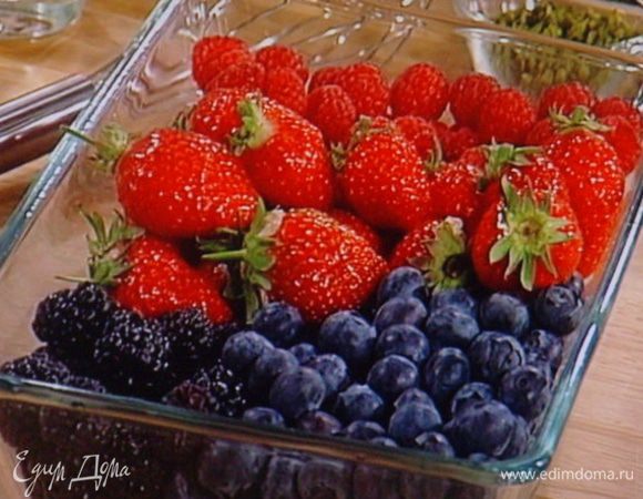 Ягоды промыть, высушить бумажным полотенцем и снять плодоножки. Убедиться, что все составляющие десерта хорошо охлаждены, а мороженое достаточно схватилось.