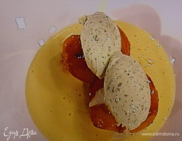 Собираем десерт: тарелку полить сабайоном, в лужицу соуса поместить персик, в персик двумя десертными ложками отсадить мороженое.