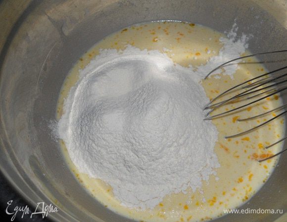 В миску всыпать дрожжи, добавить сливки и 1 яйцо, сахар и хорошо перемешать венчиком. Добавить половину муки.