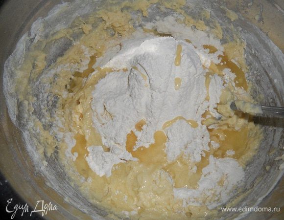 Добавить ложку масла, соль и остальную муку, перемешать, смазать вверх теста ложкой масла.