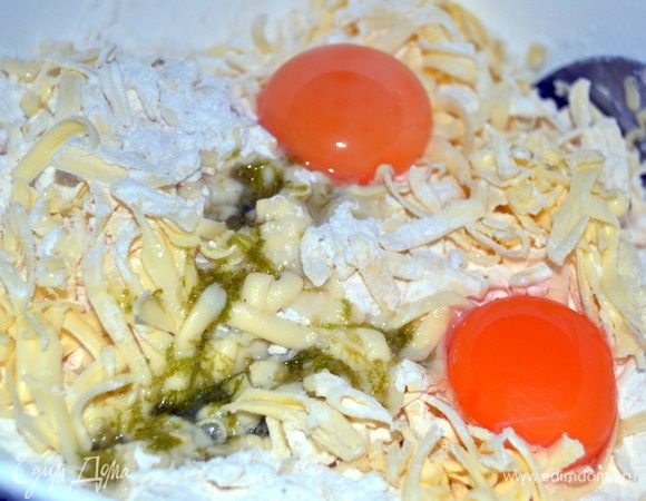 Добавляем в муку сок и цедру половины лайма, два желтка. Замесить тесто.