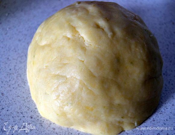 Вымесить тесто .Скатать в шар,завернуть в пищевую пленку и убрать в холодильник на 30 мин.