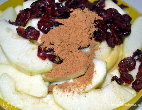 Яблоки очистить,удалить сердцевинку и нарезать дольками. Сбрызнуть лимоном. Добавить клюкву, корицу.