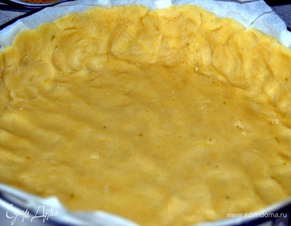 Тесто раскатать или разравнять руками по форме,сделав бортики.