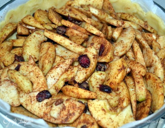  На марципан выложить начинку из яблок.