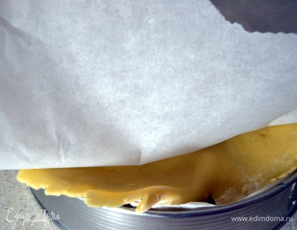 Вместе с бумагой перенести тесто на пирог.Накрыть им яблоки и убрать бумагу.