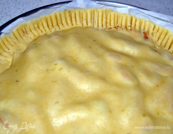 Края теста прижать вилкой.Выпекать при 190гр. в течении 50 мин.