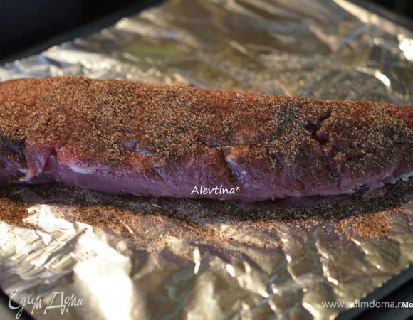 Обсыпаем этой смесью с двух сторон свиное филе. Дадим постоять при комнатной температуре 15-30 мин. Поставим в разогретую на 180 гр. духовку на 45 мин.