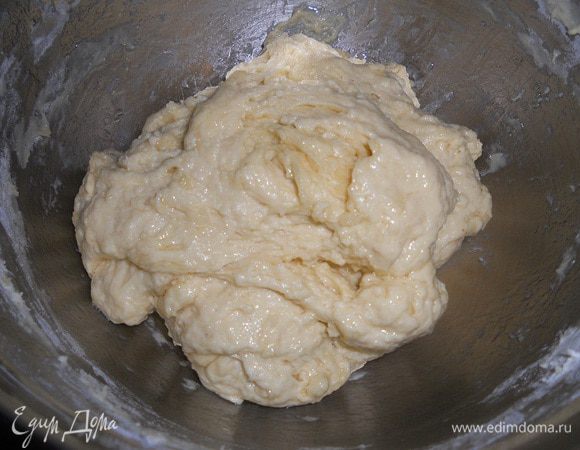 Вот такая консистенция теста. Оставить на 50 минут подходить.