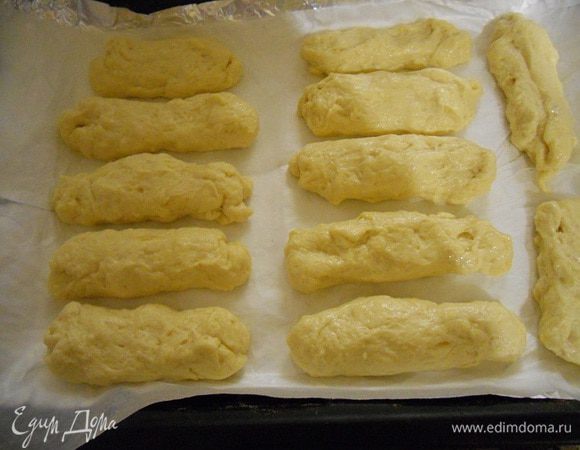 Вот делаем такие продолговатые булочки, тесто очень мягкое.