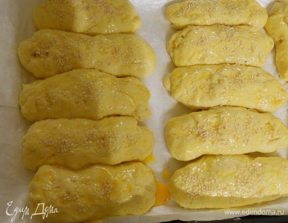 Даем подойти булочкам 40 минут, смазываем взбитым яйцом и посыпаем кунжутом, выпекаем при температуре 180 гр. до золотистой корочки.